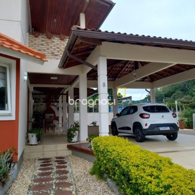 Casa de Condomínio com 278m², 4 quartos (sendo 1 suíte), 4 garagens, no bairro Sambaqui em Florianópolis