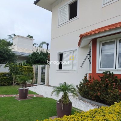 Casa de Condomínio com 278m², 4 quartos (sendo 1 suíte), 4 garagens, no bairro Sambaqui em Florianópolis