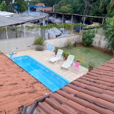 Casa de Condomínio com 278m², 4 quartos (sendo 1 suíte), 4 garagens, no bairro Sambaqui em Florianópolis