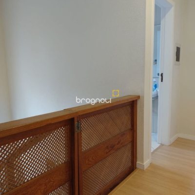 Casa de Condomínio com 278m², 4 quartos (sendo 1 suíte), 4 garagens, no bairro Sambaqui em Florianópolis
