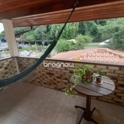Casa de Condomínio com 278m², 4 quartos (sendo 1 suíte), 4 garagens, no bairro Sambaqui em Florianópolis