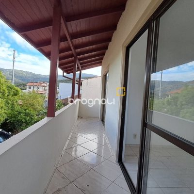 Casa com 200m², 5 quartos, 3 garagens, no bairro São João do Rio Vermelho em Florianópolis