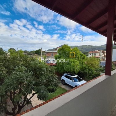 Casa com 200m², 5 quartos, 3 garagens, no bairro São João do Rio Vermelho em Florianópolis