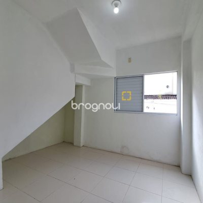 Casa com 200m², 5 quartos, 3 garagens, no bairro São João do Rio Vermelho em Florianópolis