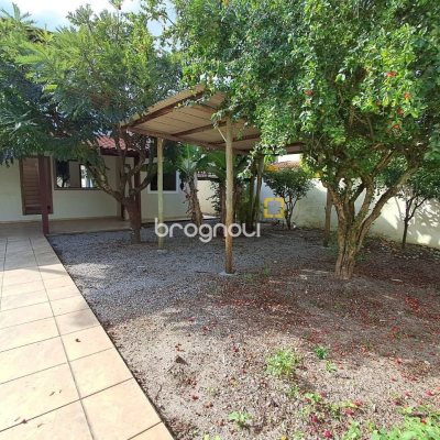 Casa com 200m², 5 quartos, 3 garagens, no bairro São João do Rio Vermelho em Florianópolis