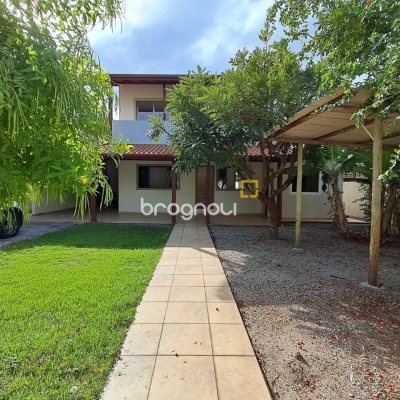 Casa com 200m², 5 quartos, 3 garagens, no bairro São João do Rio Vermelho em Florianópolis