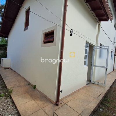 Casa com 200m², 5 quartos, 3 garagens, no bairro São João do Rio Vermelho em Florianópolis