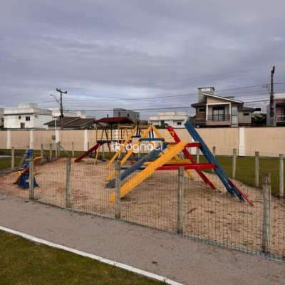 Casa de Condomínio com 266m², 3 quartos (sendo 3 suítes), 2 garagens, no bairro Campeche em Florianópolis