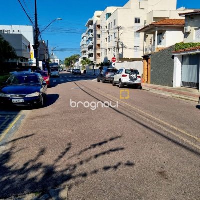 Casa com 142m², 3 quartos (sendo 1 suíte), 2 garagens, no bairro Balneário em Florianópolis