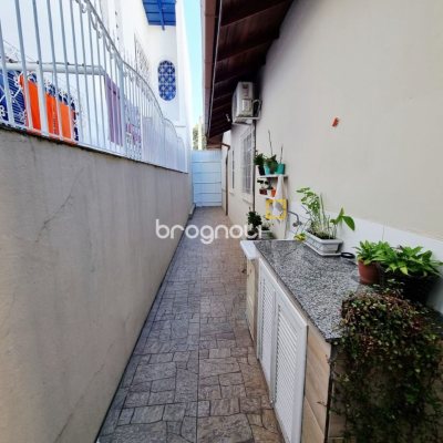 Casa com 142m², 3 quartos (sendo 1 suíte), 2 garagens, no bairro Balneário em Florianópolis