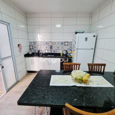 Casa com 142m², 3 quartos (sendo 1 suíte), 2 garagens, no bairro Balneário em Florianópolis