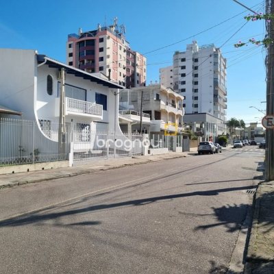 Casa com 142m², 3 quartos (sendo 1 suíte), 2 garagens, no bairro Balneário em Florianópolis