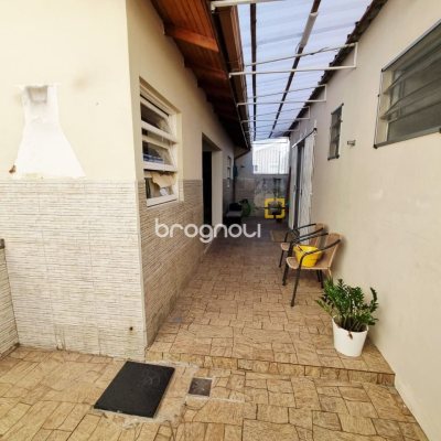 Casa com 142m², 3 quartos (sendo 1 suíte), 2 garagens, no bairro Balneário em Florianópolis