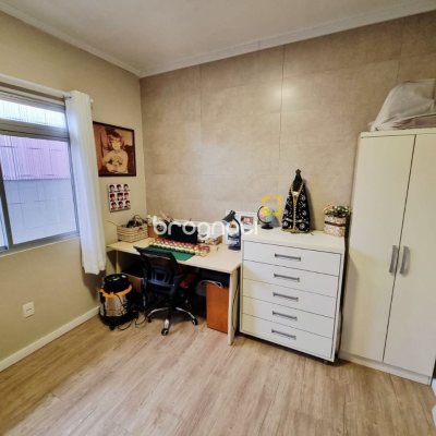 Casa com 142m², 3 quartos (sendo 1 suíte), 2 garagens, no bairro Balneário em Florianópolis