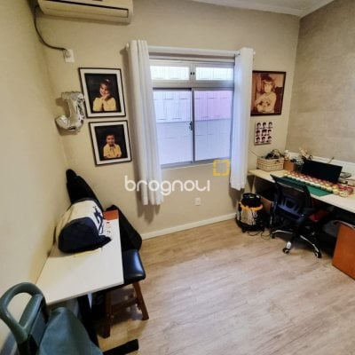 Casa com 142m², 3 quartos (sendo 1 suíte), 2 garagens, no bairro Balneário em Florianópolis