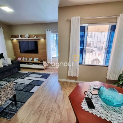 Casa com 142m², 3 quartos (sendo 1 suíte), 2 garagens, no bairro Balneário em Florianópolis