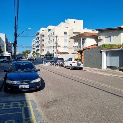 Casa com 142m², 3 quartos (sendo 1 suíte), 2 garagens, no bairro Balneário em Florianópolis