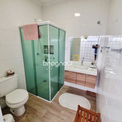 Casa com 142m², 3 quartos (sendo 1 suíte), 2 garagens, no bairro Balneário em Florianópolis