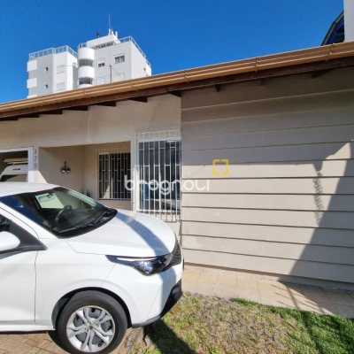 Casa com 142m², 3 quartos (sendo 1 suíte), 2 garagens, no bairro Balneário em Florianópolis