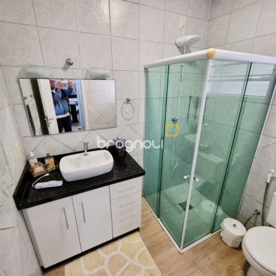 Casa com 142m², 3 quartos (sendo 1 suíte), 2 garagens, no bairro Balneário em Florianópolis