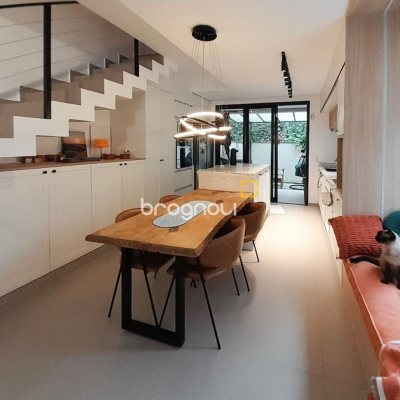 Casa com 123m², 3 quartos (sendo 1 suíte), 2 garagens, no bairro Campeche em Florianópolis