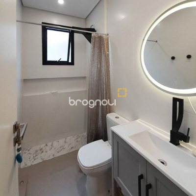 Casa com 123m², 3 quartos (sendo 1 suíte), 2 garagens, no bairro Campeche em Florianópolis