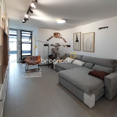 Casa com 123m², 3 quartos (sendo 1 suíte), 2 garagens, no bairro Campeche em Florianópolis
