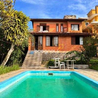 Casa com 250m², 3 quartos (sendo 1 suíte), 2 garagens, no bairro Cacupé em Florianópolis