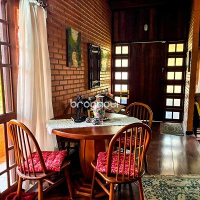 Casa com 250m², 3 quartos (sendo 1 suíte), 2 garagens, no bairro Cacupé em Florianópolis
