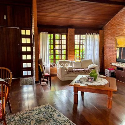 Casa com 250m², 3 quartos (sendo 1 suíte), 2 garagens, no bairro Cacupé em Florianópolis