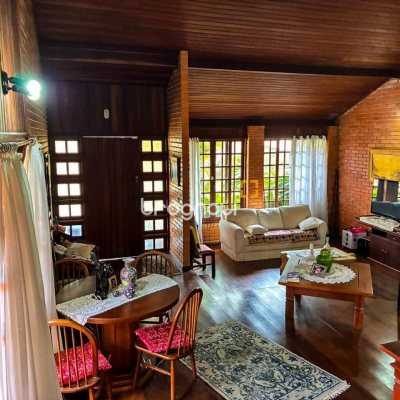 Casa com 250m², 3 quartos (sendo 1 suíte), 2 garagens, no bairro Cacupé em Florianópolis