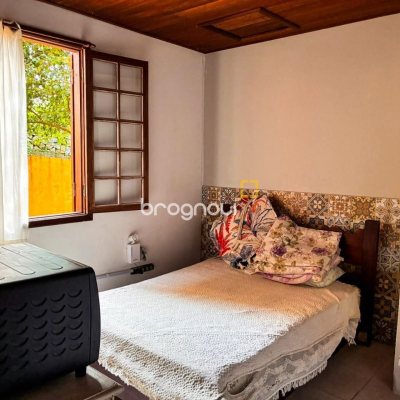 Casa com 250m², 3 quartos (sendo 1 suíte), 2 garagens, no bairro Cacupé em Florianópolis