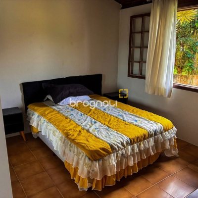 Casa com 250m², 3 quartos (sendo 1 suíte), 2 garagens, no bairro Cacupé em Florianópolis