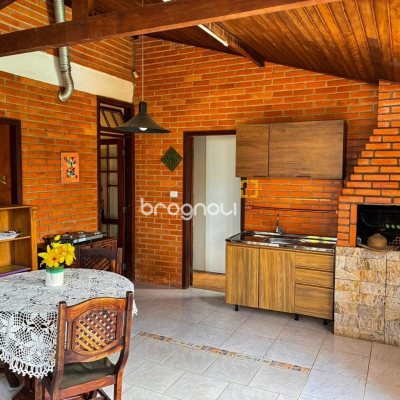 Casa com 250m², 3 quartos (sendo 1 suíte), 2 garagens, no bairro Cacupé em Florianópolis