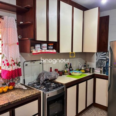 Casa com 250m², 3 quartos (sendo 1 suíte), 2 garagens, no bairro Cacupé em Florianópolis