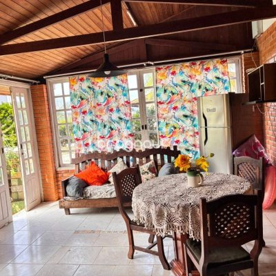 Casa com 250m², 3 quartos (sendo 1 suíte), 2 garagens, no bairro Cacupé em Florianópolis