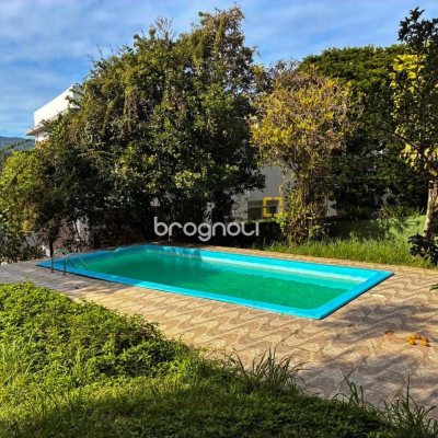 Casa com 250m², 3 quartos (sendo 1 suíte), 2 garagens, no bairro Cacupé em Florianópolis