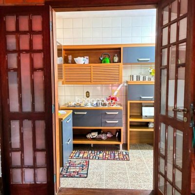 Casa com 250m², 3 quartos (sendo 1 suíte), 2 garagens, no bairro Cacupé em Florianópolis