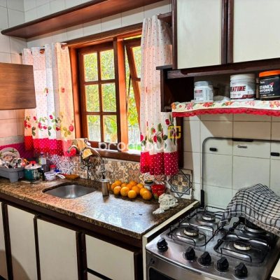 Casa com 250m², 3 quartos (sendo 1 suíte), 2 garagens, no bairro Cacupé em Florianópolis