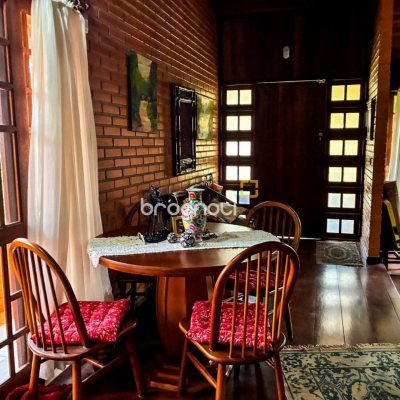 Casa com 250m², 3 quartos (sendo 1 suíte), 2 garagens, no bairro Cacupé em Florianópolis