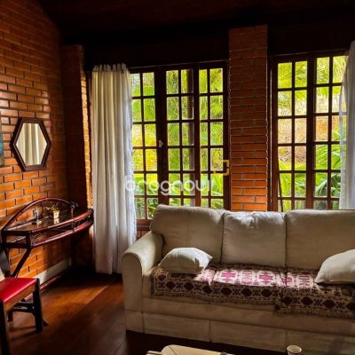 Casa com 250m², 3 quartos (sendo 1 suíte), 2 garagens, no bairro Cacupé em Florianópolis