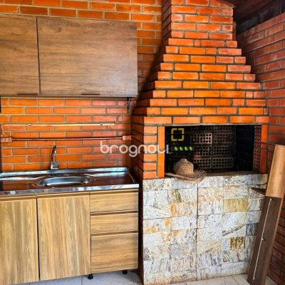 Casa com 250m², 3 quartos (sendo 1 suíte), 2 garagens, no bairro Cacupé em Florianópolis