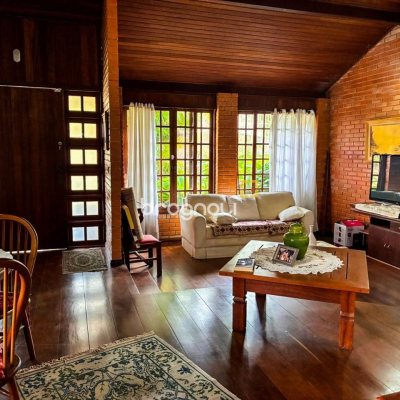 Casa com 250m², 3 quartos (sendo 1 suíte), 2 garagens, no bairro Cacupé em Florianópolis