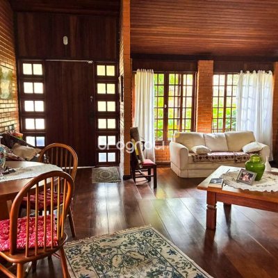 Casa com 250m², 3 quartos (sendo 1 suíte), 2 garagens, no bairro Cacupé em Florianópolis