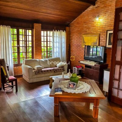 Casa com 250m², 3 quartos (sendo 1 suíte), 2 garagens, no bairro Cacupé em Florianópolis