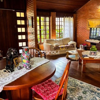 Casa com 250m², 3 quartos (sendo 1 suíte), 2 garagens, no bairro Cacupé em Florianópolis