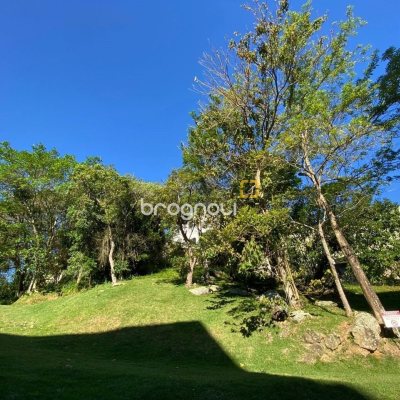 Apartamento com 79m², 3 quartos (sendo 1 suíte), 2 garagens, no bairro Forquilhinha em São José