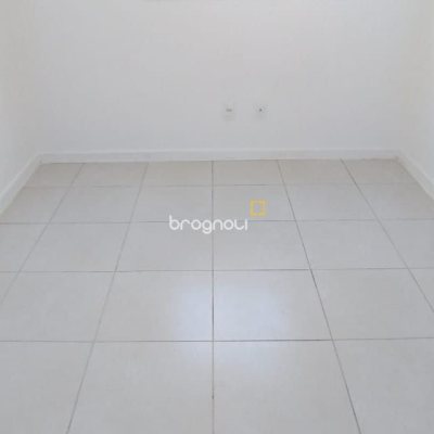 Apartamento com 79m², 3 quartos (sendo 1 suíte), 2 garagens, no bairro Forquilhinha em São José