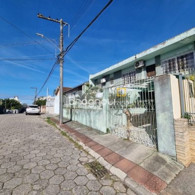 Casa com 220m², 3 quartos, 2 garagens, no bairro Coqueiros em Florianópolis