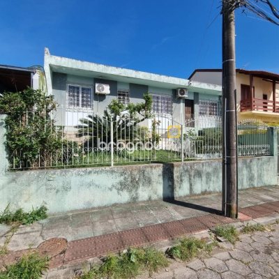 Casa com 220m², 3 quartos, 2 garagens, no bairro Coqueiros em Florianópolis